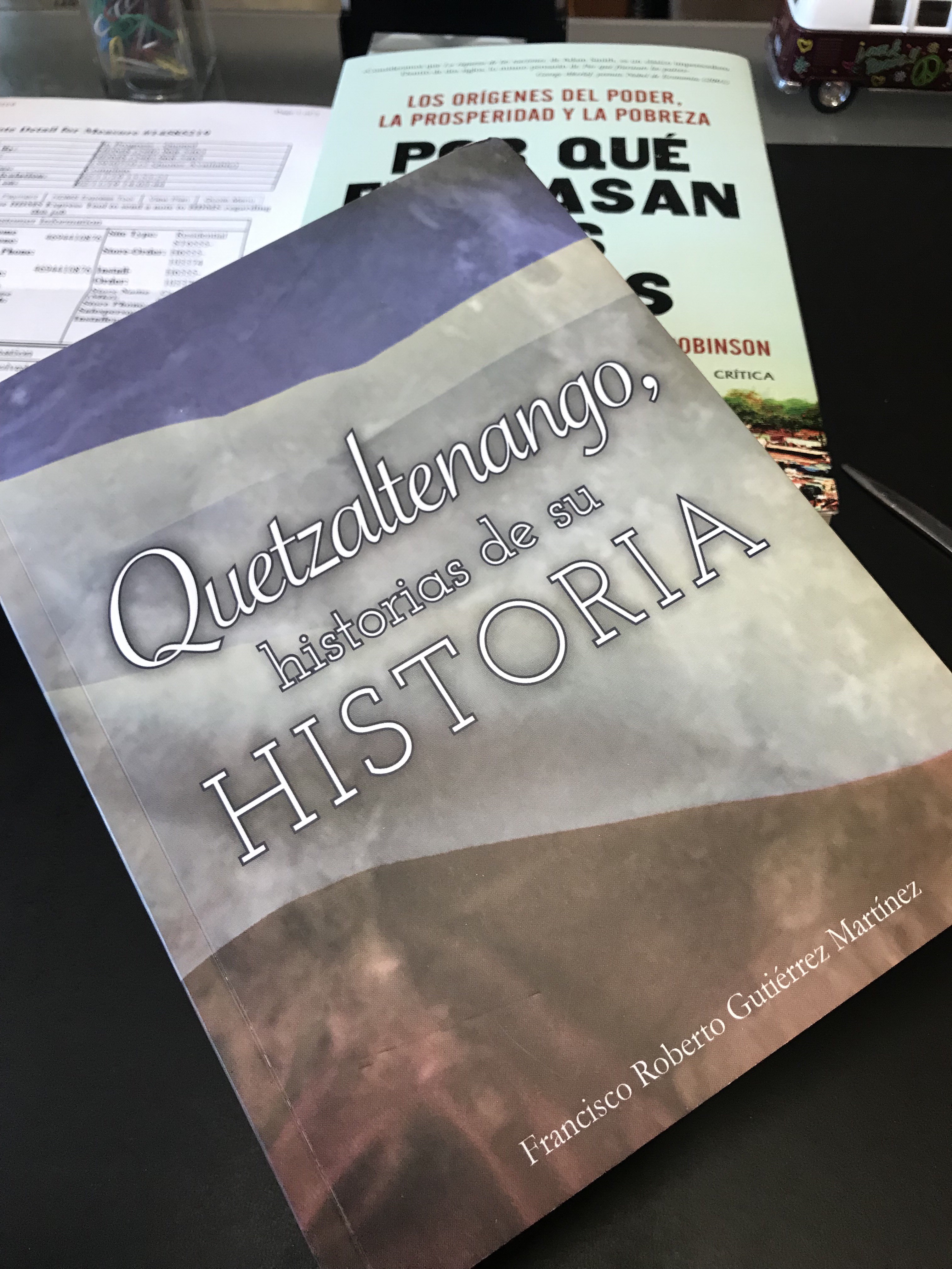 Carátula del libro "Quetzaltenango, historias de su historia". Escrito por francisco Roberto Gutiérrez M.